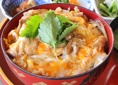 輝黄卵とはかた一番どりの<br />とろとろ親子丼