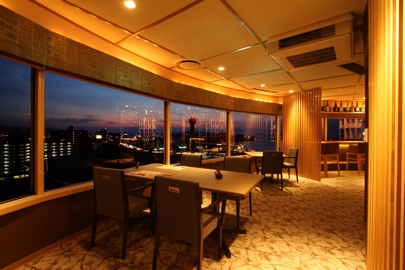 1日1組限定！海側ペアシート／ 海も街も見えるゆったりペアシート